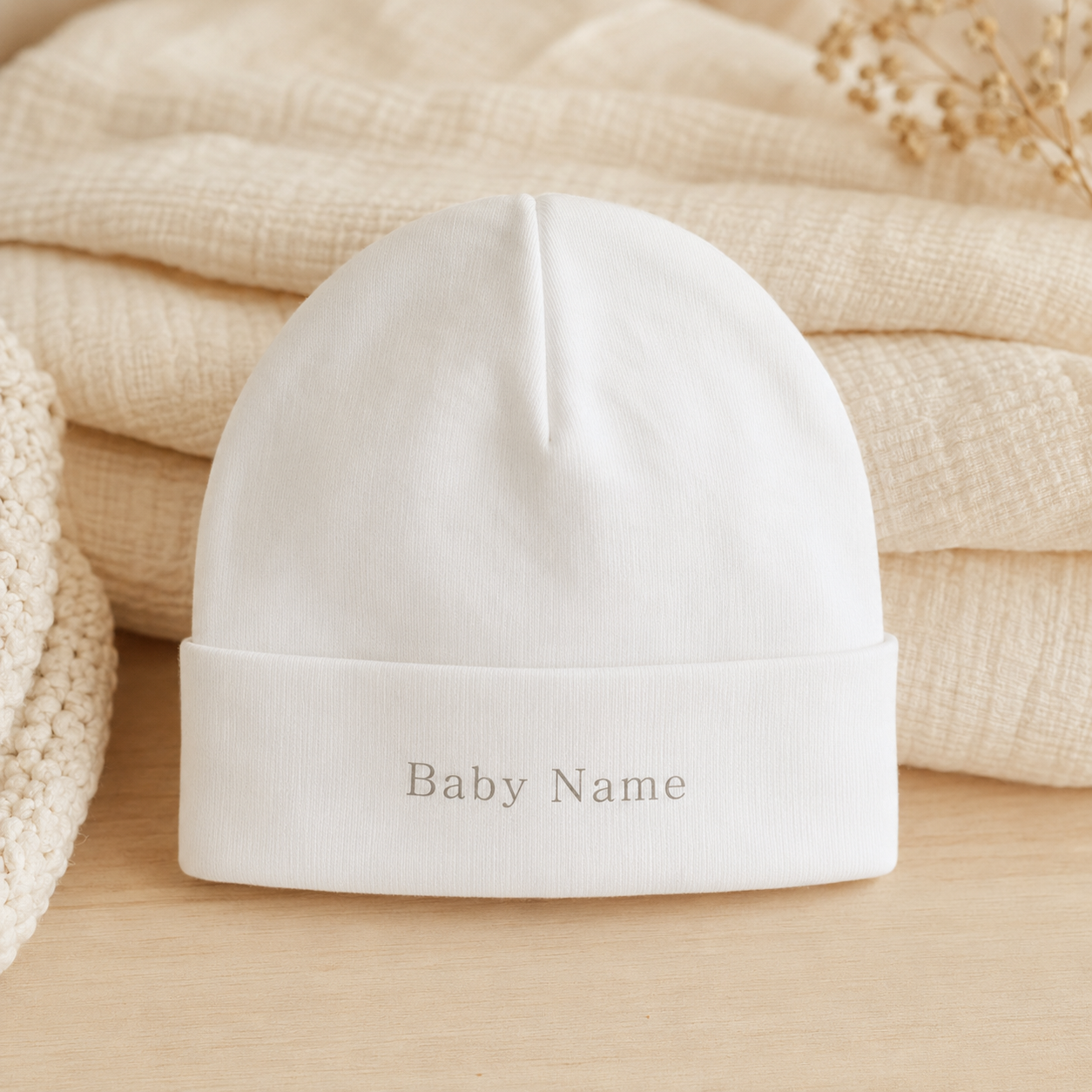 Baby Mütze personalisiert mit Name - realistische Produktfoto